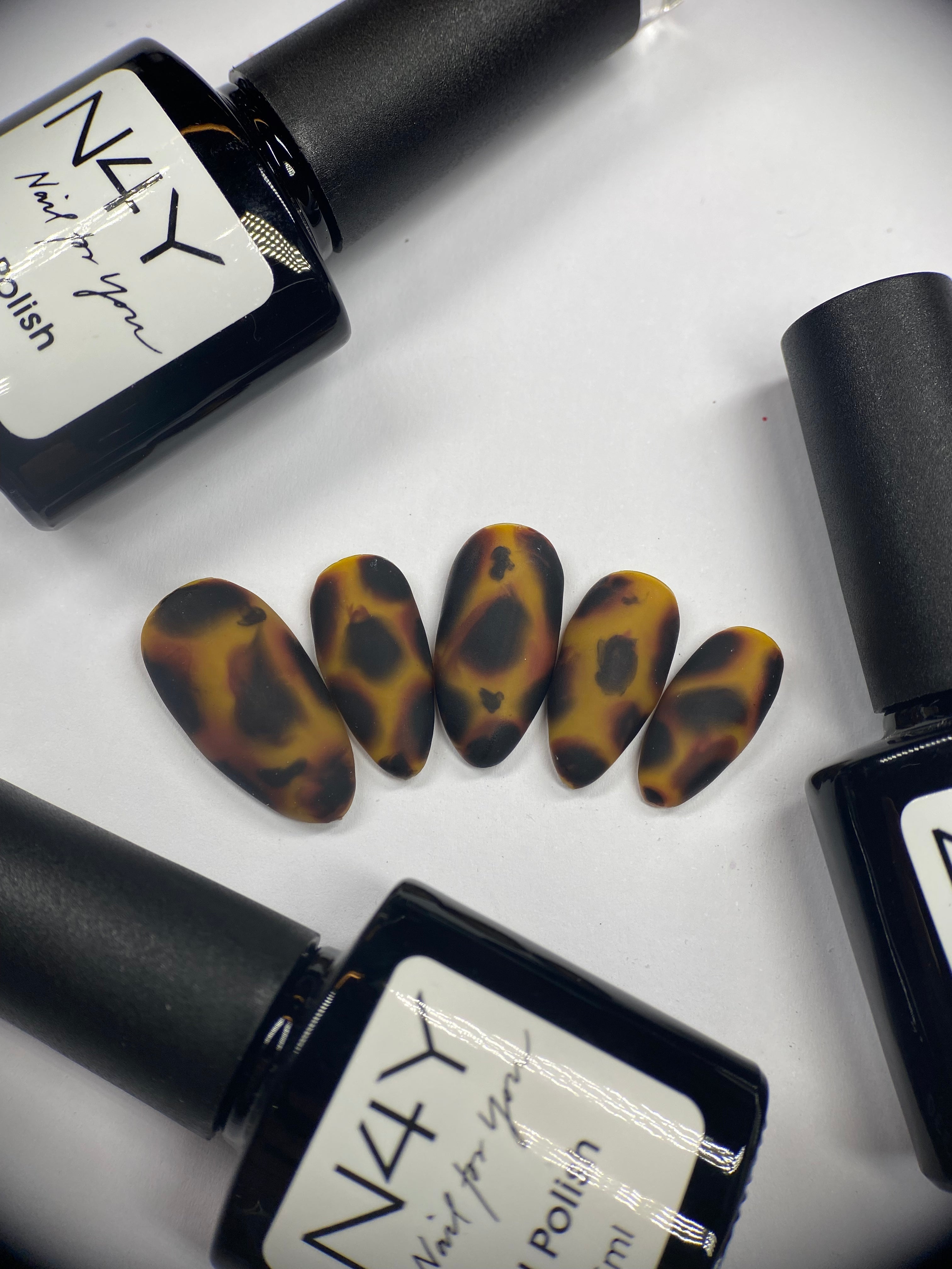 Tortoise negle-design i brun og sort lavet med N4Y gel polish