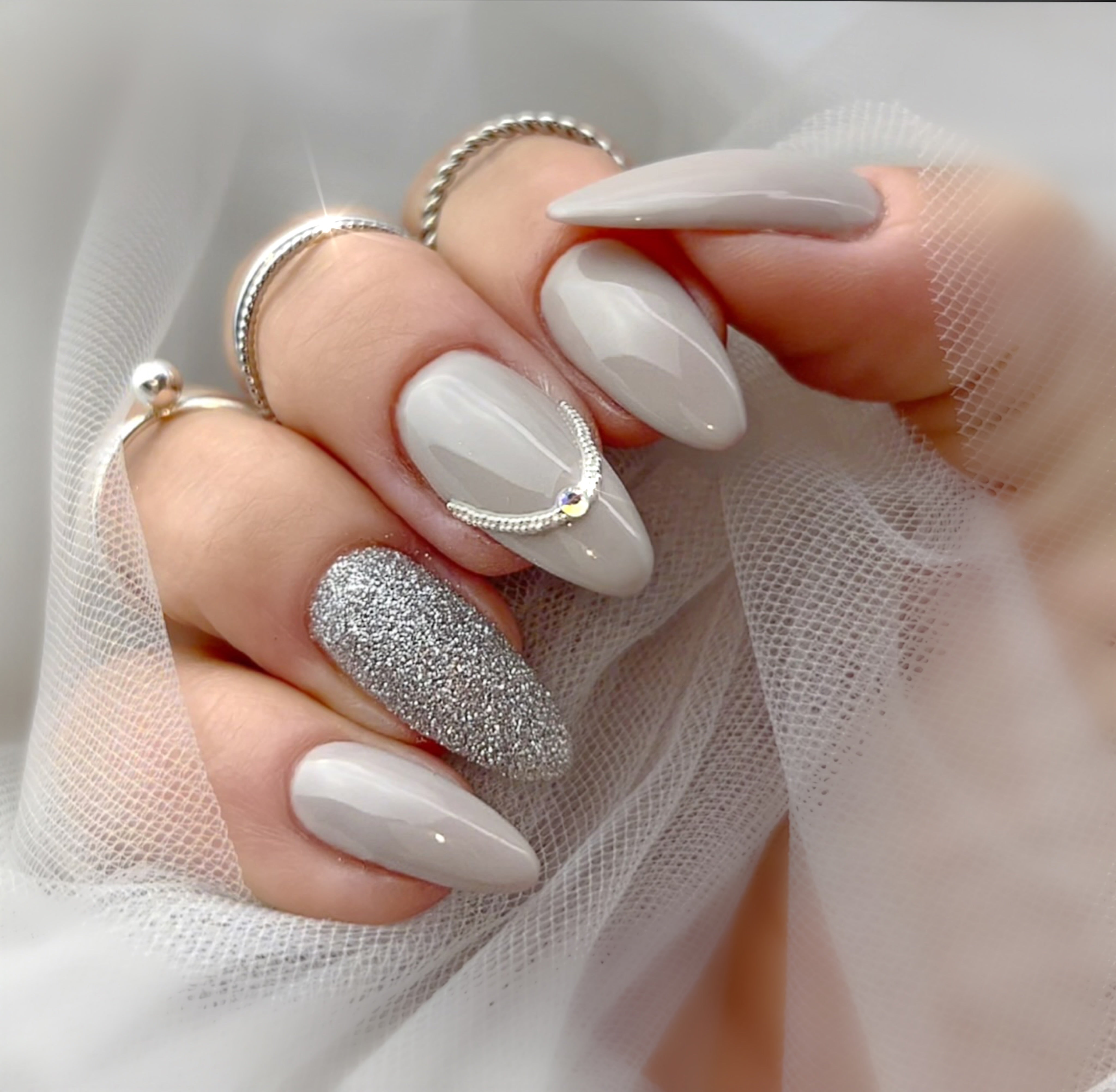 Guide: Sådan laver du smukke negledesign med sten